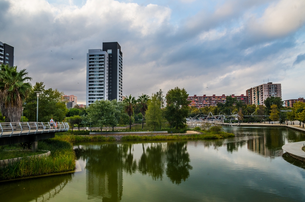 Parcul Diagonal Mar e un simbol al evolutiei Barcelonei: o amenajare urbana respirand calm si impacare a luat locul unei zone industriale parasite.