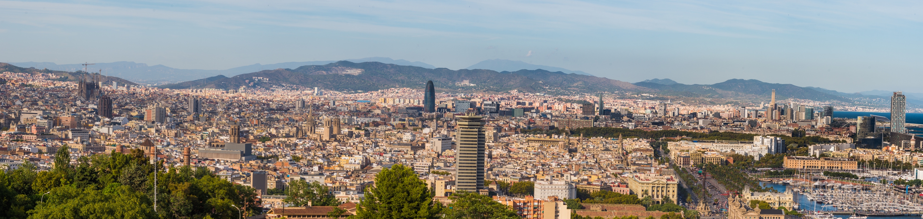 O alta panorama asupra altei parti din Barcelona. Cum dealul este destul de povarnit si aleile sinuoase, veti gasi destule locuri de unde se poate admira orasul.